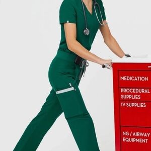 ISO Hunter Green Scrub Sets Size Small (Top + Pants) DO NOT BUY